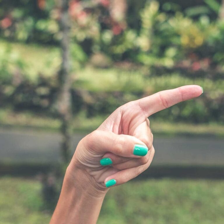 La atribución se estudia dentro de la psicología social.