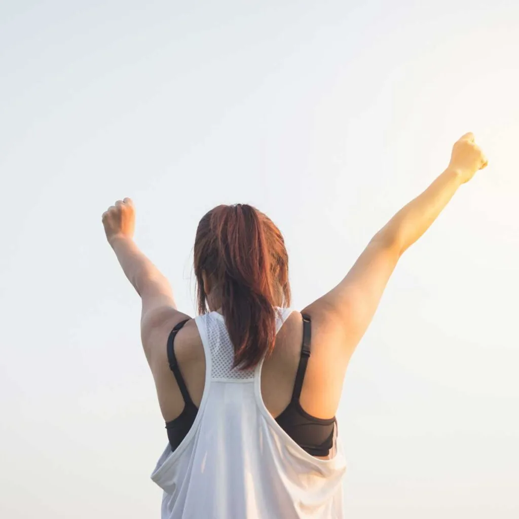 La motivación intrínseca implica la satisfacción por realizar una tarea sin recompensa externa.