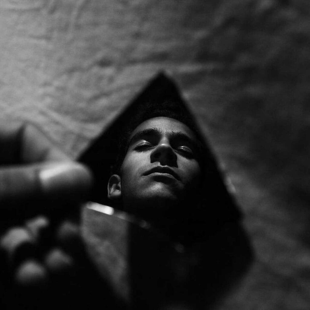 La proyección psicológica es la tendencia a identificar aspectos internos con elementos externos.